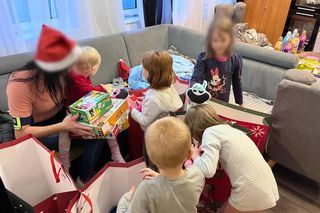 Samotnie wychowuje siedmioro dzieci! Takiego prezentu od policjantów się nie spodziewał