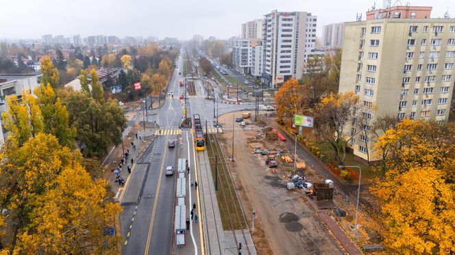 Tramwaj do Wilanowa, po prawej budowa tramwaju na Stegny w Warszawie