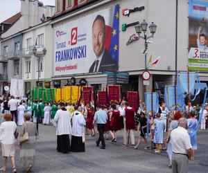 Boże Ciało 2024. Tłumy wiernych przeszły w procesji ulicami Białegostoku