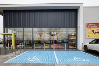 Zarobki w Biedronce poszły w górę. Tyle można zarobić w 2025 roku.