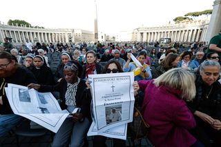 Tysiące wiernych modliło się za papieża Franciszka. Tak wyglądała modlitwa różańcowa na placu św. Piotra