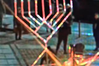 To grupa nastolatków zdewastowała chanukowy świecznik w centrum miasta! Wszystko nagrali telefonem