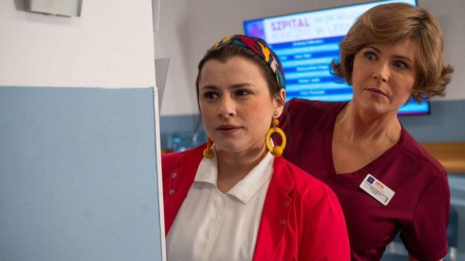 Na dobre i na złe odc. 960 po wakacjach. Halinka (Joanna Jarmołowicz), Lucyna Sikorka (Anna Samusionek)