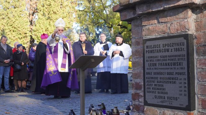 1 listopada na cmentarzu przy ul. Lipowej w Lublinie. Mieszkańcy odwiedzają groby swoich bliskich