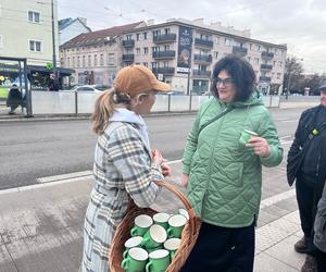 W gorzowskich autobusach elektrycznych przedstawiciele miasta rozdawali kubki i kalendarze