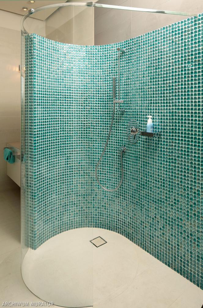 Niebieska łazienka: ściana w morskim kolorze