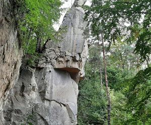 Ten głaz niósł sam diabeł. Poznaj historię Kamienia Leskiego