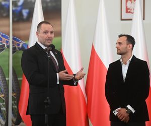 Prezydent RP Karol Nawrocki oraz indywidualny i drużynowy mistrz świata na żużlu Bartosz Zmarzlik
