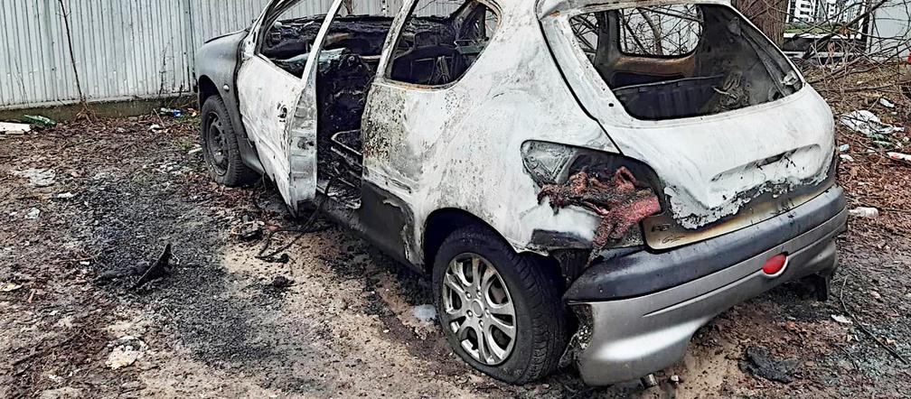 Podpalili samochód w centrum Iławy. Trzech mieszkańców usłyszało zarzuty