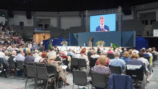 Kongres Świadków Jehowy w Olsztynie. W hali Urania chrzest przyjęli nowi członkowie [ZDJĘCIA]