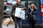 Donald Tusk z żoną odwiedzają córkę Kasię niosąc urodzinowy prezent dla wnuczki