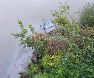 Samochód wpadł do jeziora