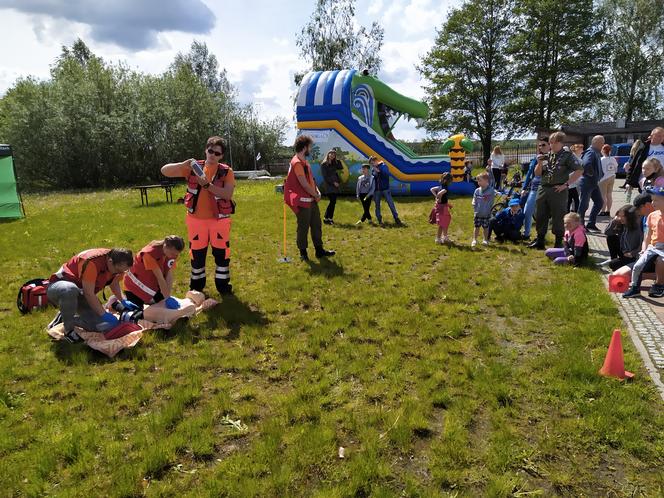 Zajęcia dla dzieci z udzielania pierwszej pomocy w ramach kampanii społecznej "Akcja i Edukacja. Widzę, więc reaguję" - 23.05.2021 nad zalewem w Siedlcach