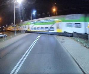 Kierowca autobusu w ostatniej chwili uniknął zderzenia z pociągiem! Szok na przejeździe kolejowym w Płocku [ZDJĘCIA]