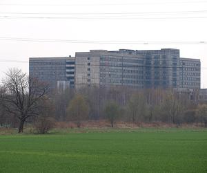 To miał być największy szpital w Polsce! Został wstyd i mnóstwo gruzu