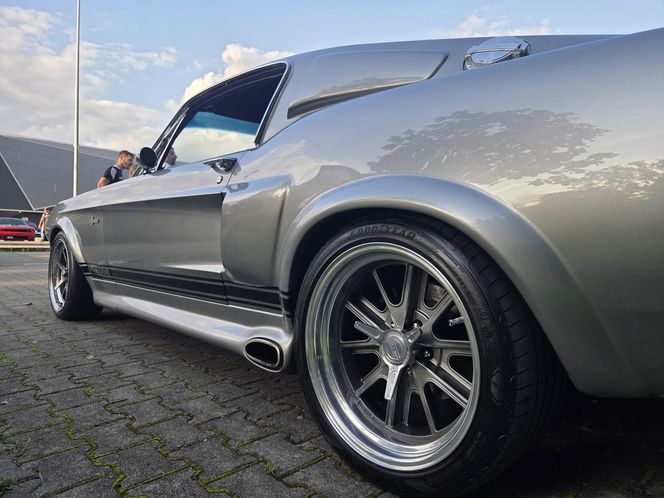 Motoryzacyjne legendy pod Torbydem. "Bydgoskie Klasyki Nocą" znów przyciągnęły tłumy