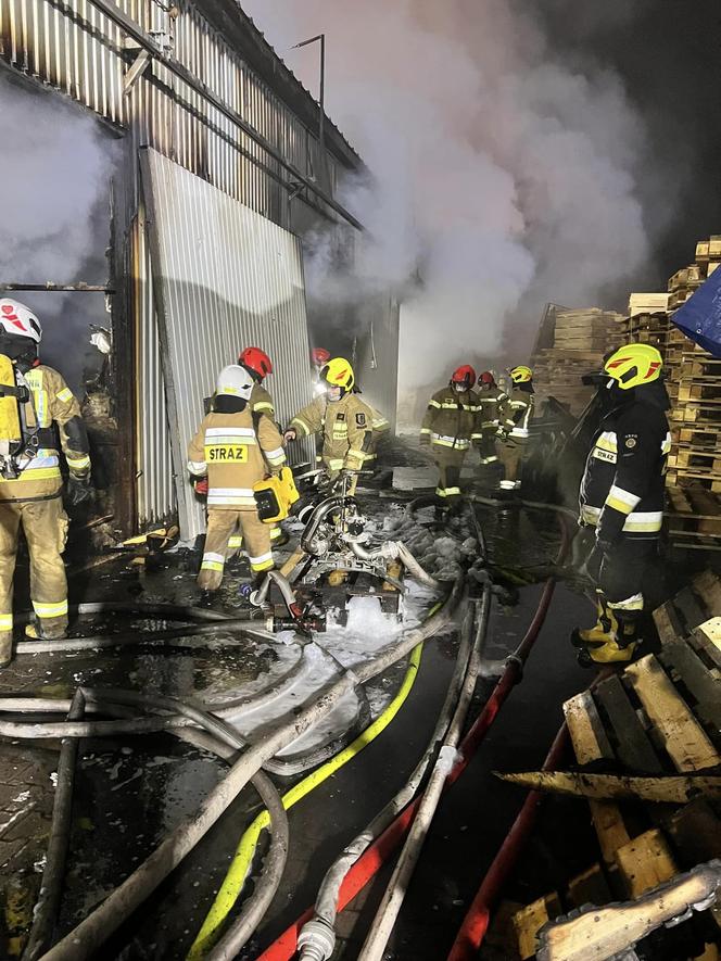 Ogromny pożar w Tucznie.  Na miejscu pracowało 31 zastępów straży pożarnej!