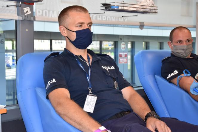 Mundurowi z Kalisza oddali cząstkę siebie! Udało się zebrać blisko 10 litrów krwi! [ZDJĘCIA]