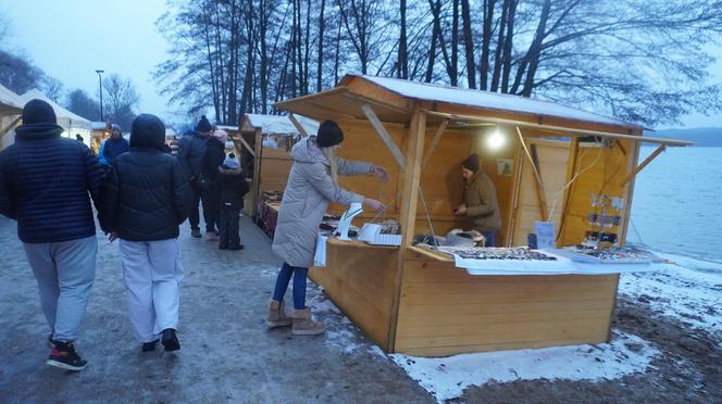 Ruszył jarmark bożonarodzeniowy nad jeziorem Ukiel w Olsztynie. Zobacz, jak wygląda! [ZDJĘCIA]