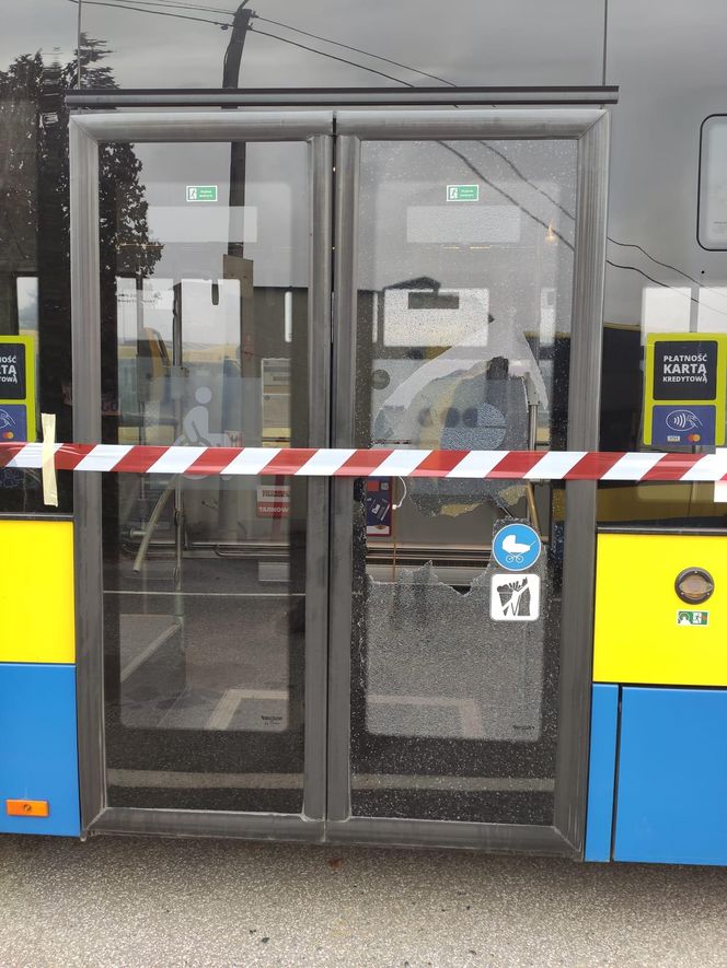 Tarnów. 20-latek wypalił z pistoletu do miejskiego autobusu. Nie wie, czemu to zrobił