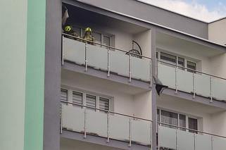 Pożar na balkonie na osiedlu Czaplineckim w Złocieńcu. Zniszczona elewacja bloku