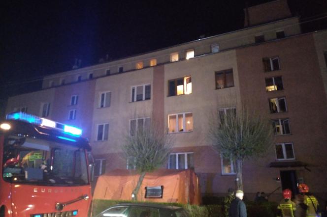 Nocny pożar mieszkania przy ulicy Sienkiewicza w Starachowicach