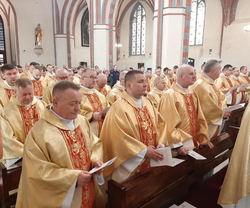 Wielu księży z diecezji koszalińsko-kołobrzeskiej przyjechało do Koszalina na Mszę Krzyżma