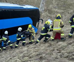 Autokar staranował barierki i spoczął w rowie. 65 pasażerów utknęło na autostradzie A4