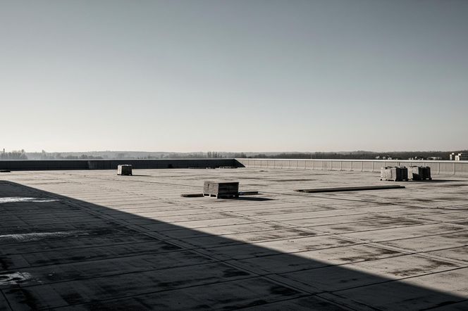 Wypadek w Kaletach: 23-latek spadł z dachu. Jakie obrażenia odniósł?