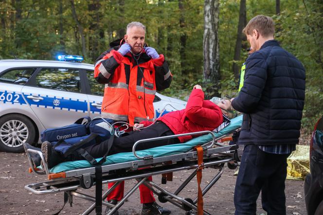 Na Wspólnej, odcinek 3389: Daria (Patrycja Topajew), Tadeusiak (Dariusz Wnuk), ratownicy