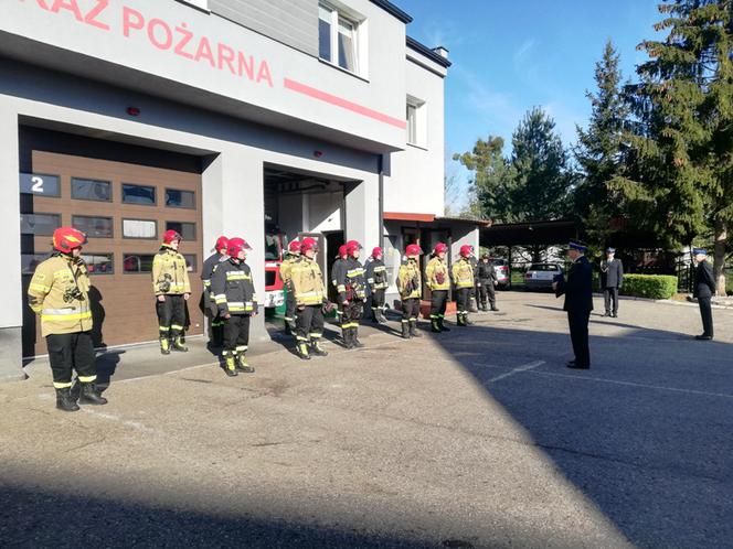 Z powodu pandemii strażacy z Braniewa świętowali we własnym gronie. Były awanse i nagrody