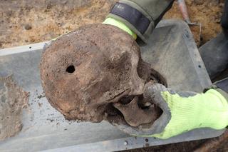 Trzy ciała w mogile pod domem