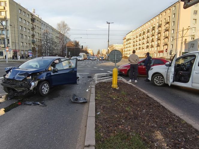 Warszawa. Dwa wypadki na skrzyżowaniu Grójeckiej i Wawelskiej. Autobus zderzył się z pojazdem wojskowym [ZDJĘCIA].