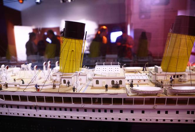 Ta wystawa pokazuje ponad 200 pamiątek z Titanica. Pokazano je w Szwecji