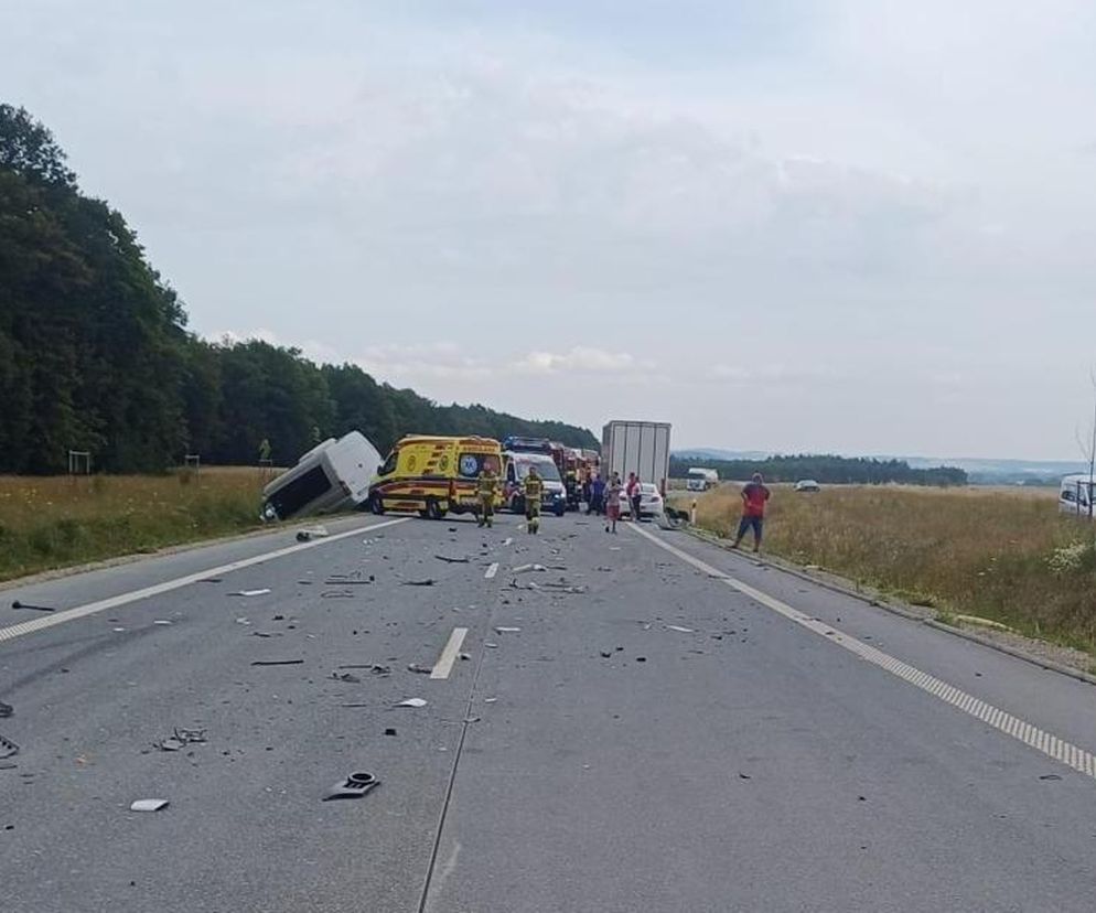 Potworna kraksa busa z trzema osobówkami. Nie żyje jedna osoba! Ranne są dzieci