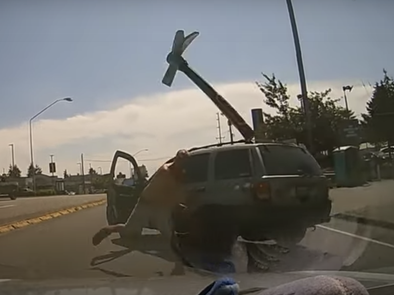 Zajechał drogę i rzucił w auto siekierą! Wcześniej ją ukradł