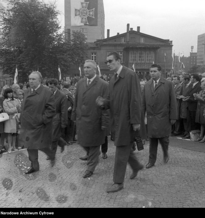 Edward Gierek i dygnitarze udający się na uroczystość z okazji 50. rocznicy wybuchu I powstania śląskiego pod pomnikiem Powstańców Śląskich w Katowicach