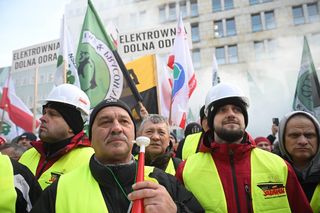 Protest energetyków i górników przed siedzibą PGE w Warszawie