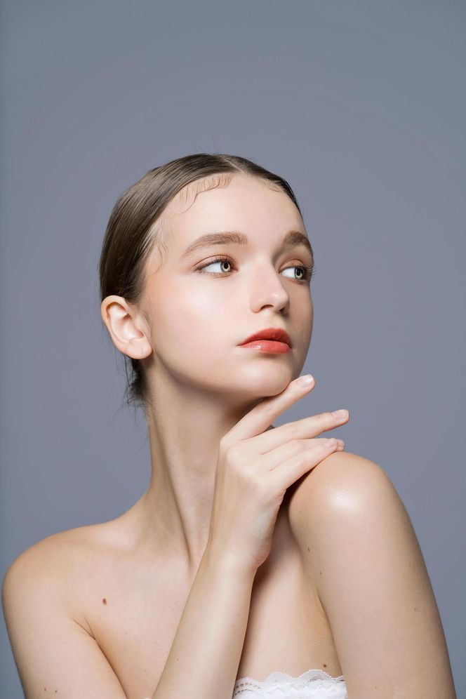 Fryzura z przedziałkiem