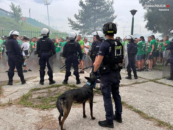 Policja zabezpiecza mecz GKS Katowice - Radomiak Radom