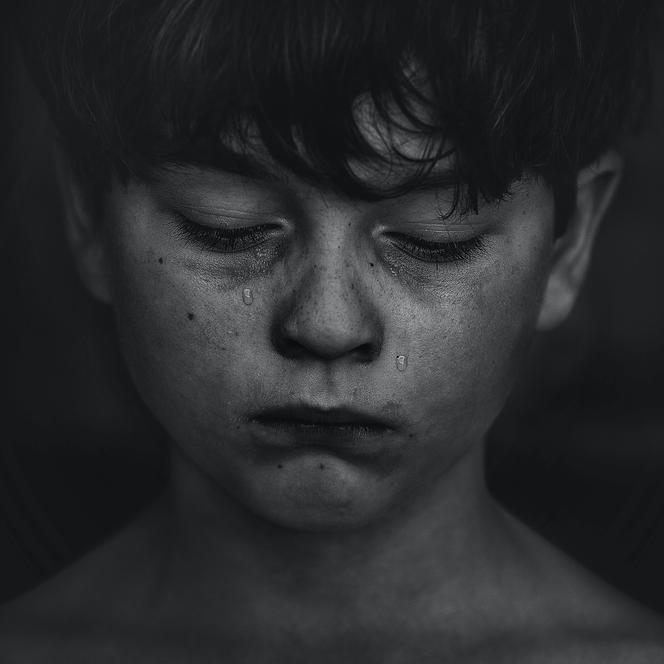 depresja smutny chłopiec