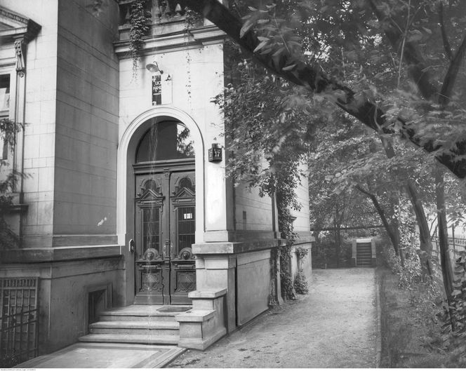 Tak wyglądały bydgoskie szkoły ponad 100 lat temu. Na archiwalnych zdjęciach widać uczniów uczących się pisać na maszynach, szkolne gabinety lekarskie