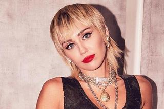 Miley Cyrus topless i z pejczem udaje Mikołaja! Sexy czy niesmaczne? Fani podzieleni