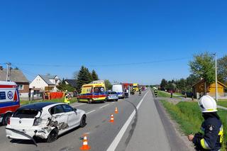 Potworne zderzenie w Ładnej pod Tarnowem. 37-latka nie żyje. Na jej pas zjechała 12-tonowa ciężarówka [ZDJĘCIA]