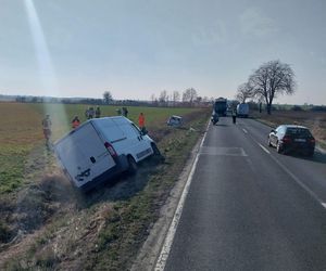 Wypadek na DK12 koło Leszna. 18-letni kierowca w szpitalu