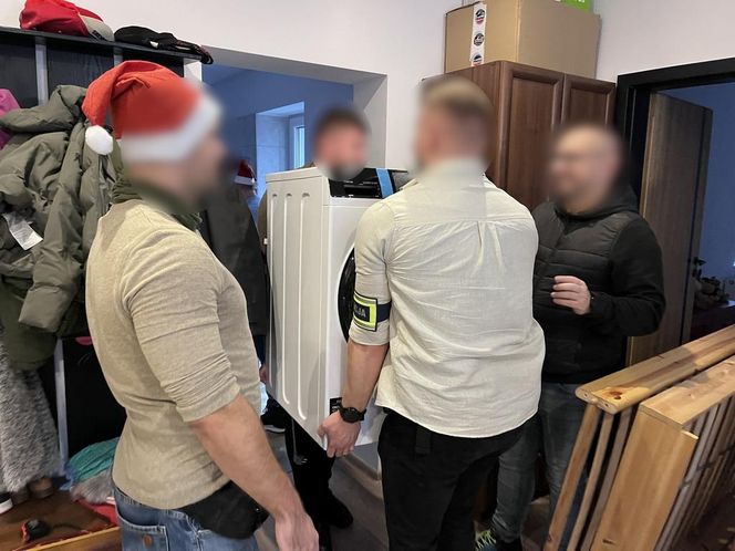 Samotnie wychowuje siedmioro dzieci! Takiego prezentu od policjantów się nie spodziewał
