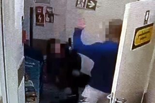 Moment ataku zarejestrowany na monitoringu