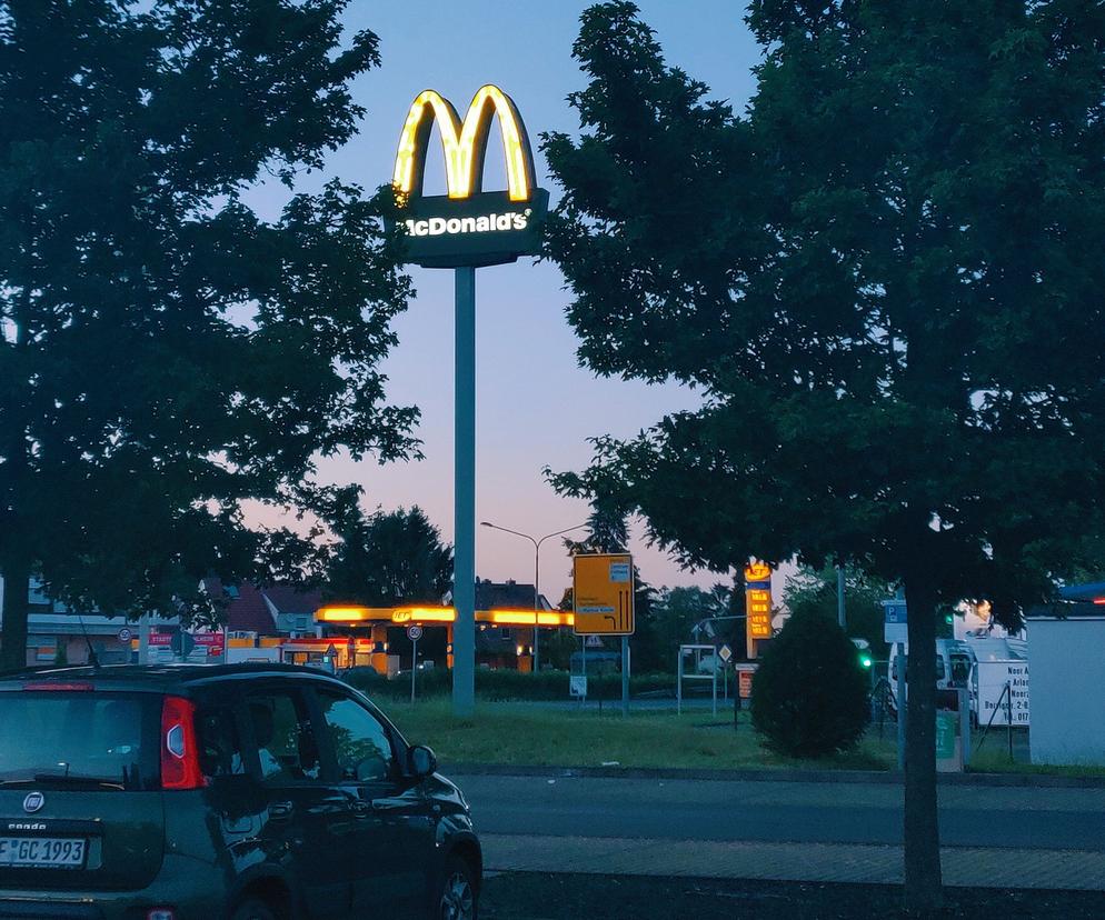 Czy McDonald i KFC są otwarte 3 maja 2023? Od której do której godziny?