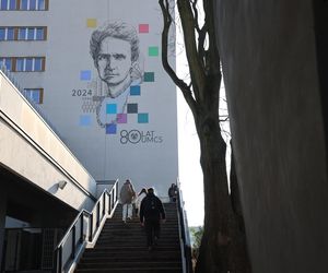 Na gmachu WPiA UMCS można podziwiać mural z wizerunkiem Marii Curie-Skłodowskiej 