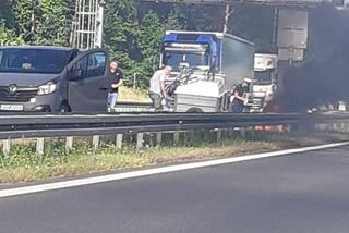 Łyski: Wypadek zablokował S8. Motocyklista uderzył w tył przyczepki [ZDJĘCIA]